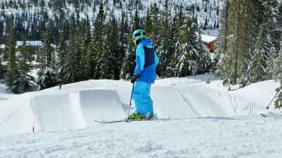 Skifahrer im Sjusjoen Park im Skigebiet Sjusjoen Skicenter