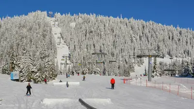 Skitreiben im Skigebiet Sjusjoen Skicenter
