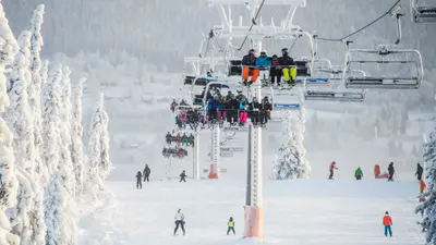 Skifahrer auf Sessellift im Skigebiet Trysilfjellet