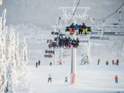 Skifahrer auf Sessellift im Skigebiet Trysilfjellet © Trysil/Ola Matsson