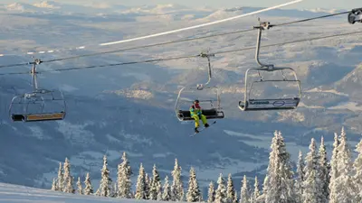 Skifahrer im Sessellift im Skigebiet Hafjell