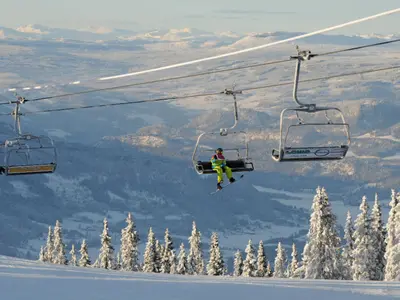 Skifahrer im Sessellift im Skigebiet Hafjell © Hafjell Alpinsenter
