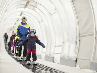 Skifahrer auf dem Zauberteppich im Skigebiet Hafjell © Hafjell Alpinsenter