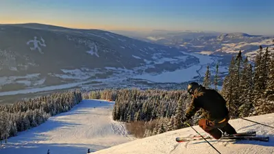 Skifahrer im Skigebiet Hafjell