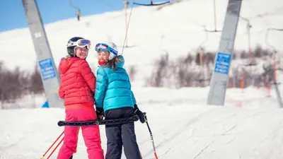Kinder am Schlepplift im Skigebiet Geilofjellet