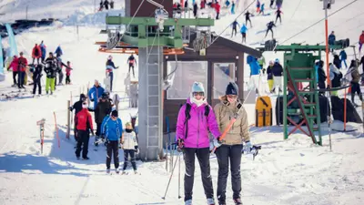 Skifahrer am Schlepplift im SKigebiet Geilofjellet