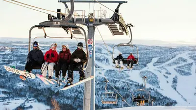 Skifahrer auf Sessellift im Skigebiet Geilofjellet