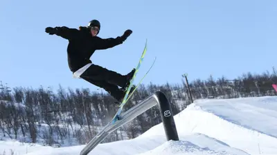 Skifahrer in einem der Parks im Skigebiet Geilofjellet