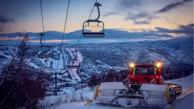 Sonnenaufgang im Skigebiet Geilofjellet