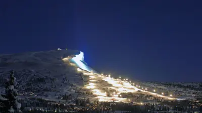 Das Skigebiet Skeikampen bei Nacht