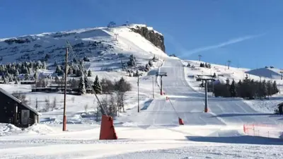 Blick auf die Pisten im Skigebiet Skeikampen