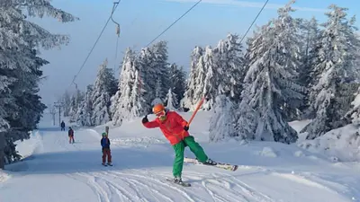 Skifahrer am Schlepplift im Skigebiet Skeikampen