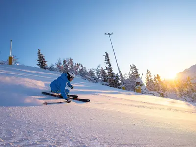 Skifahrer am Schild des Gausta Ski Resort in Norwegen © Gaustablikk / Gausta Ski Resort
