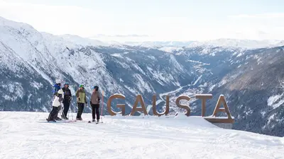 Skifahrer am Schild des Gausta Ski Resort in Norwegen