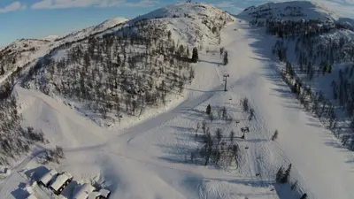 Blick auf die Pisten im Skigebiet Rauland Skicenter