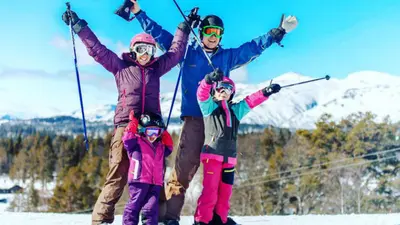 Eine Familie im Skigebiet Rauland Skicenter