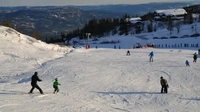 Skifahrer auf der Piste im Skigebiet Lifjell Skisenter