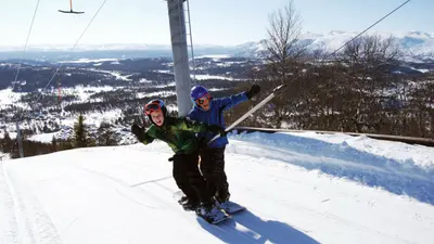 Kinder am Schlepplift im Skigebiet Lifjell Skisenter