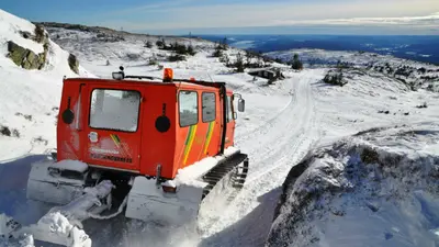 Eine Pistenraupe im Skigebiet Lifjell Skisenter