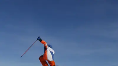 Skifahrer im Snowpark vom Skigebiet Lifjell Skisenter