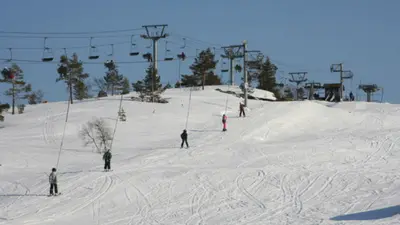 Skifahrer am Schlepplift im Skigebiet Gautefall Alpine Centre