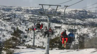 Skifahrer im Sessellift im Skigebiet Gautefall Alpine Centre