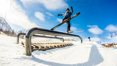 Ein Skifahrer im Snowpark im Skigebiet Hovden