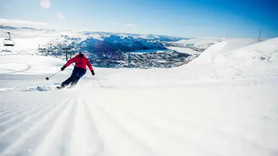 Ein Skifahrer im Skigebiet Hovden