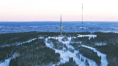 Blick auf das Skigebiet Tryvann Vinterpark