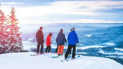 Skifahrer im Skigebiet Tryvann Vinterpark
