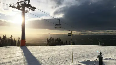 Ein Sessellift im Skigebiet Tryvann Vinterpark