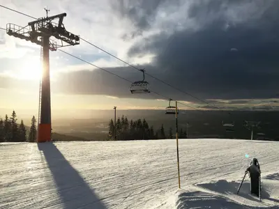 Ein Sessellift im Skigebiet Tryvann Vinterpark © Oslo Vinterpark