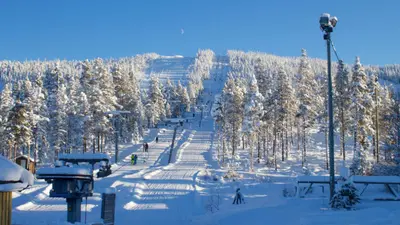 Blick auf Lift und Piste im Skigebiet Nesbyen