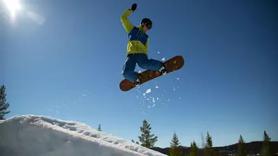 Snowboarder im Skigebiet Nesbyen