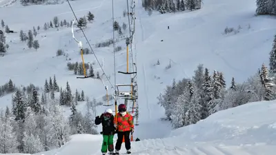 Skifahrer am Schlepplift im Skigebiet Golsfjellet