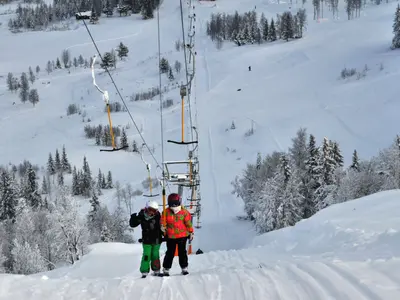 Skifahrer am Schlepplift im Skigebiet Golsfjellet © Golsfjellet Alpinsenter