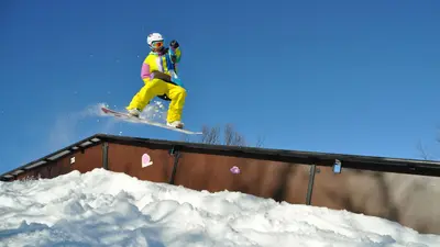Snowboarder im Snowpark im Skigebiet Golsfjellet