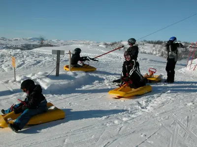 Kinder auf Rodeln im Skigebiet Skarslia © Skarslia Ski og Akesenter