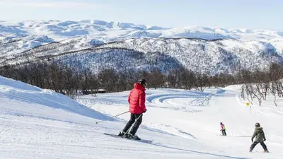 Skifahrer im Skigebiet Skarslia