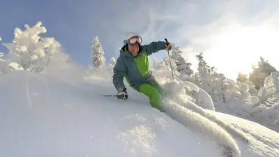 Skifahrer bei der Abfahrt