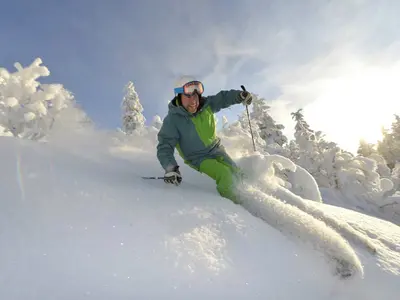 Skifahrer bei der Abfahrt © Nisse Schmidt / Idre Fjäll