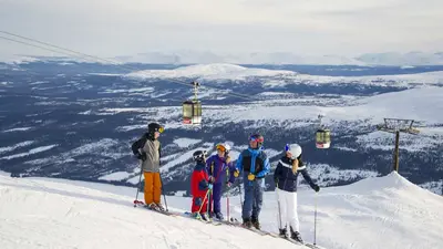 Familie auf der Piste mit Bergpanorama