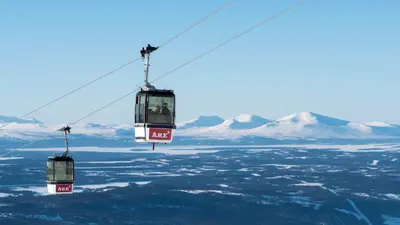 Gondel vor einem Bergpanorama