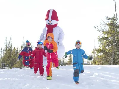 Kinder mit dem Maskottchen "Schneemann" © SkiStar Are