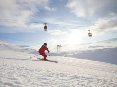 Skifahrerin auf der Piste mit Gondel im Hintergrund © SkiStar Are