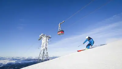Skifahrer bei der Abfahrt