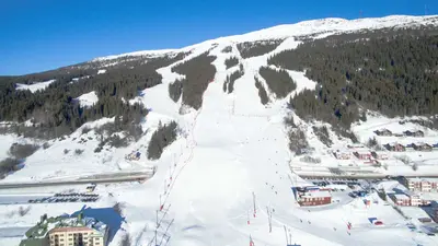 Luftaufnahme einer Piste im Tal