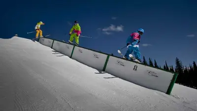 Üben auf den Rails im Snowpark im Skigebiet Big White