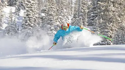Skifahrer im Tiefschnee im Skigebiet Big White