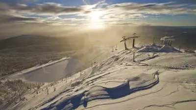 Sonne über dem Cliff im Skigebiet Big White